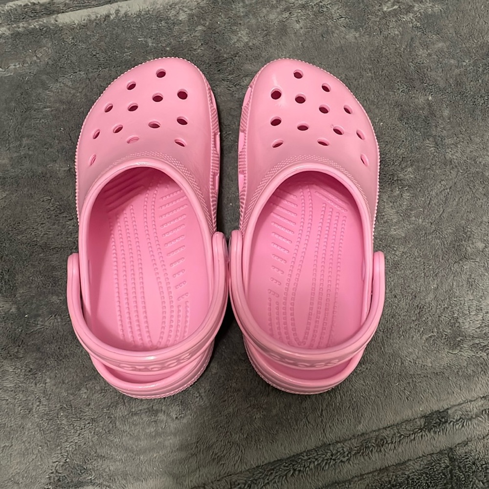 Crocs High-Shine Unisex Classic Clogs in Men’s 5/ Women’s 7
